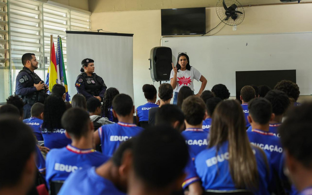 CEAM e Patrulha Maria da Penha fazem palestra com alunos em Barra de São João