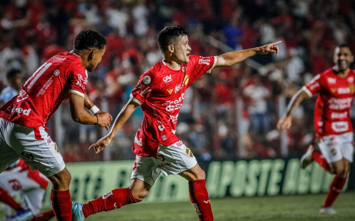 Ronald vibra com primeiro gol marcado pelo Vila Nova