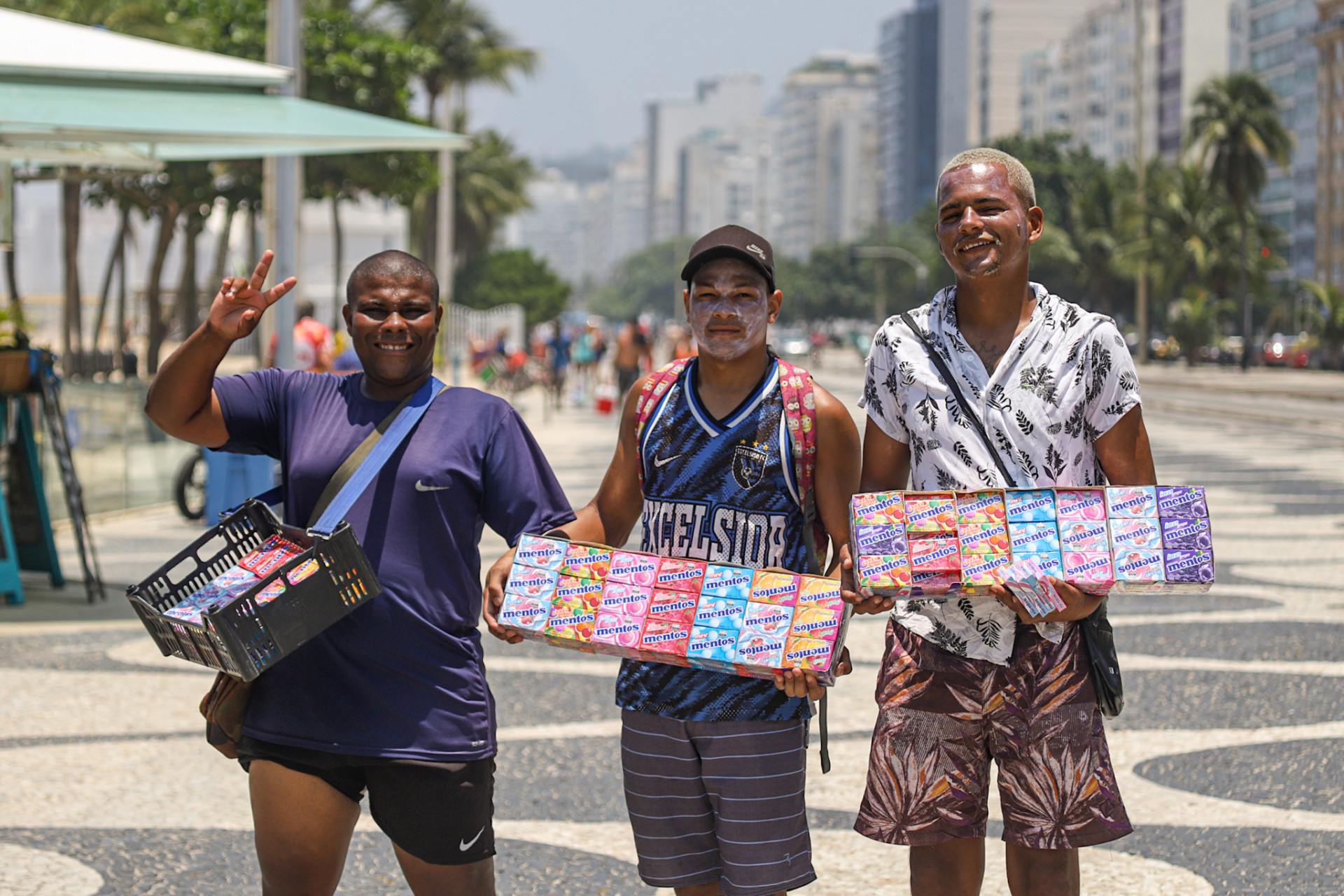 Felipe Klein, 27, Abel Marcos, 18 e Alexandre de Castro, 28, trabalharam nesta ter&ccedil;a na praia do Leme
 - Renan Areias/Ag&ecirc;ncia O Dia