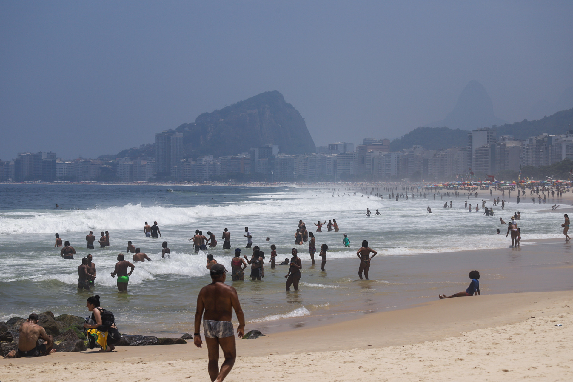 Cariocas enfrentam mais um dia de forte onda de calor na cidade, nesta ter&ccedil;a-feira (14)
 - Renan Areias/Ag&ecirc;ncia O Dia