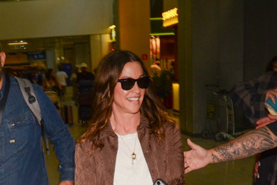 Alanis Morissette desembarca no Brasil e é tietada por fãs