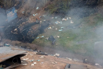 Criminosos explodem carro-forte em rodovia de SP; dinheiro fica espalhado na estrada