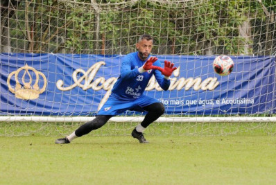 Após ser afastado por comemorar título do Fluminense, Fernando Henrique não deve mais atuar pela Portuguesa