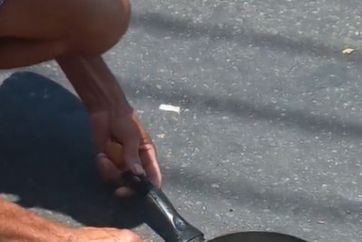 Homem frita ovos no asfalto de Duque de Caxias em dia de calor extremo; veja vídeo