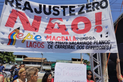 Desfile cívico é marcado por protesto dos profissionais da Educação em Cabo Frio, neste sábado (11)