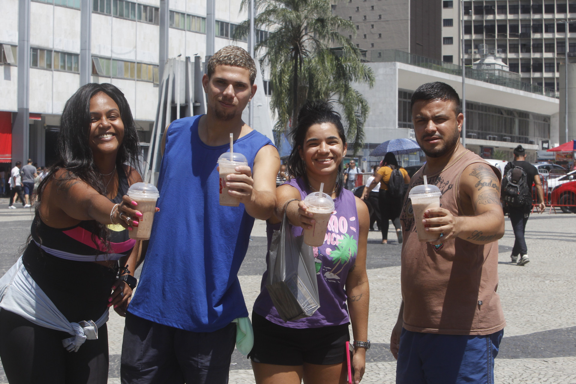 Grupo de amigos aproveita onda de calor na cidade do Rio para se refrescar com milkshake  - Reginaldo Pimenta/Ag&ecirc;ncia O Dia
