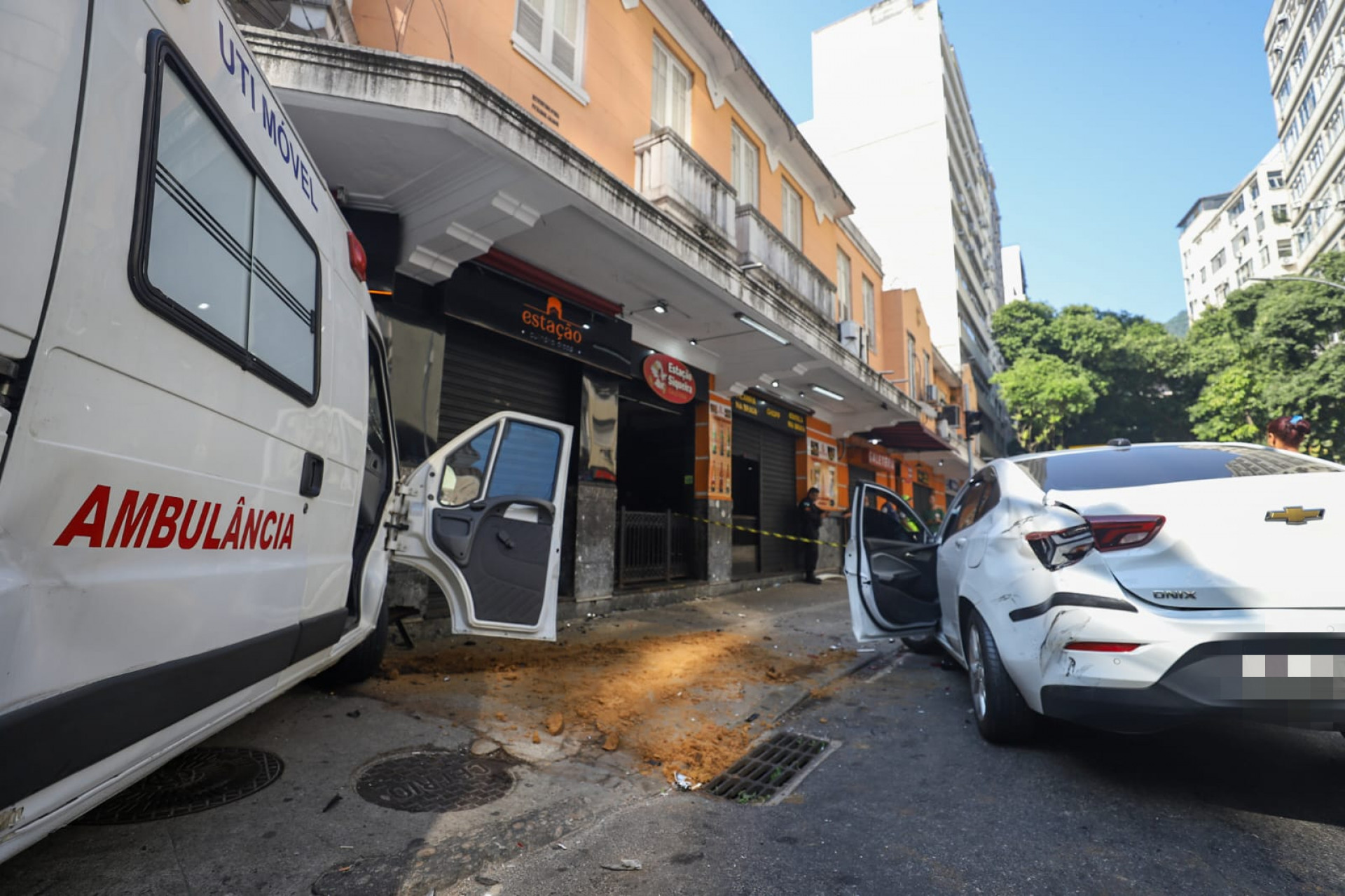 Colisão ocorreu na Rua Siqueira Campos, na altura do cruzamento com a Rua Tonelero -  Renan Areias / Agência O Dia