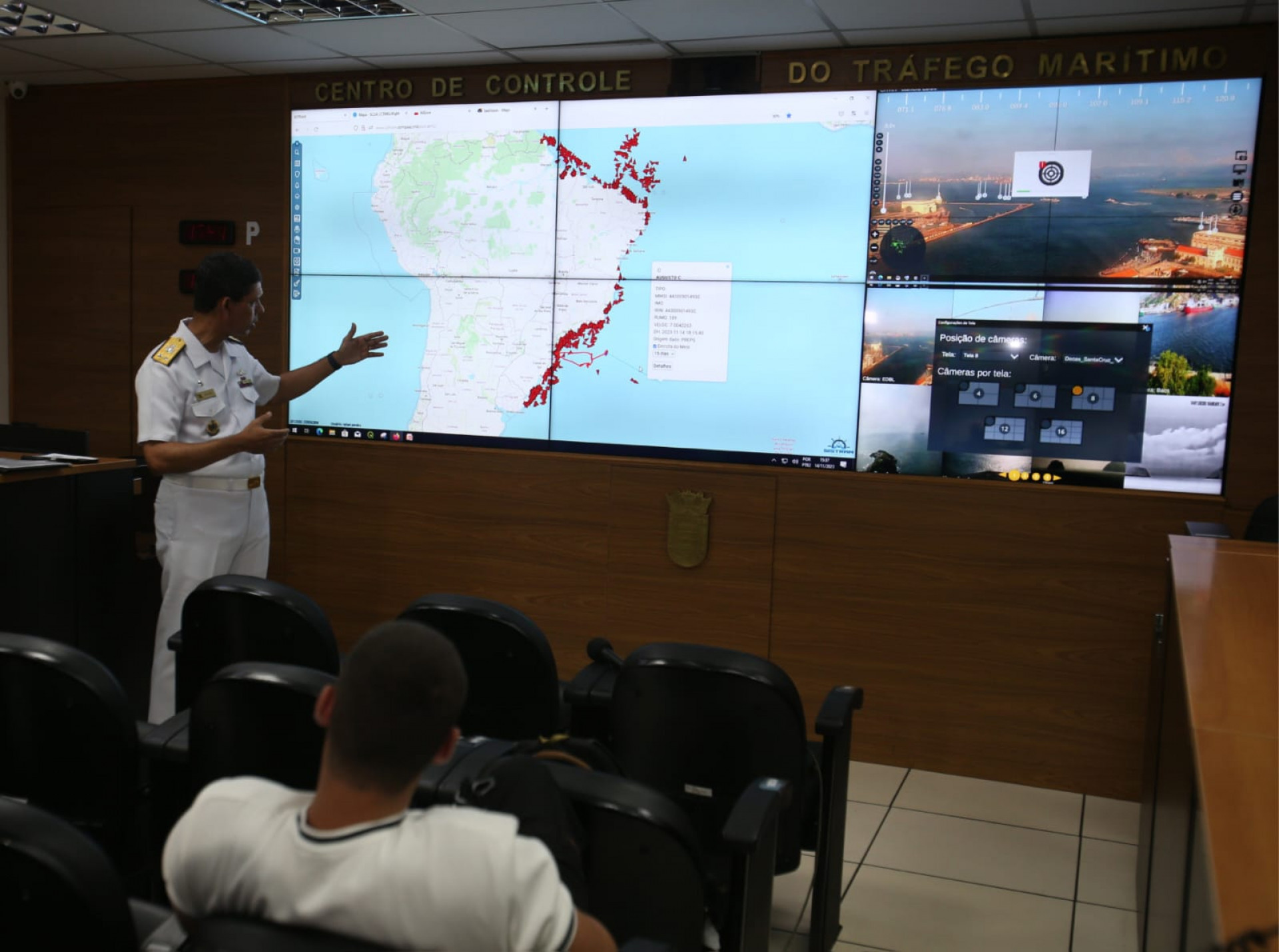 Contra-Almirante Pedro Augusto Heine apresenta o sistema na central de controle - Cleber Mendes / Agência O Dia