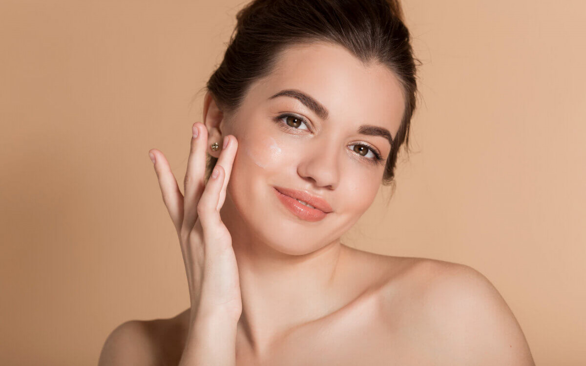 Cremes para o rosto podem prevenir o envelhecimento, mas devem ser indicados em consulta por dermatologista (Imagem: PonomarenkoNataly | Shutterstock)