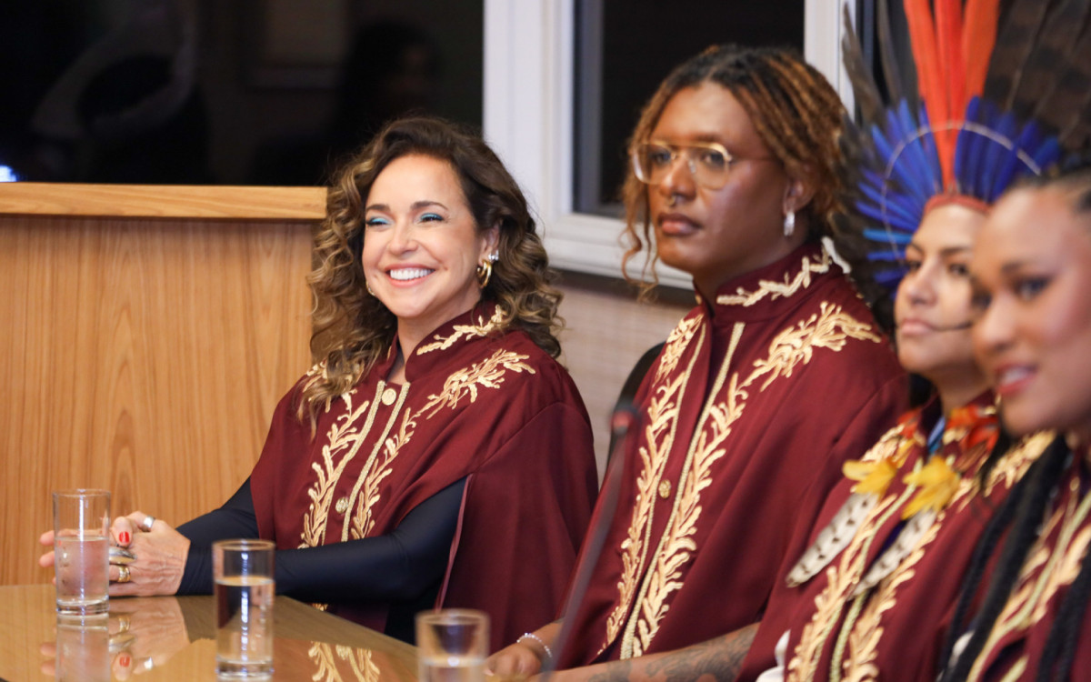 Famosos participam da cerimônia de posse da Academia Brasileira de Cultura