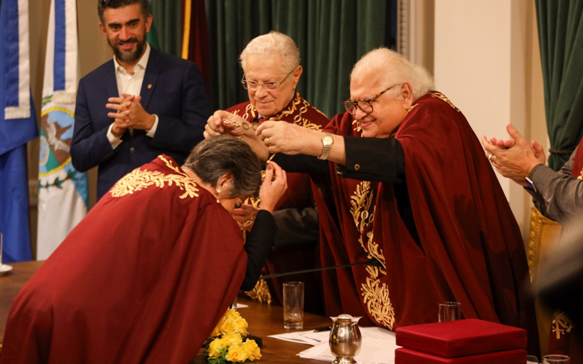 Gloria Pires na cerimônia de posse da Academia Brasileira de Cultura