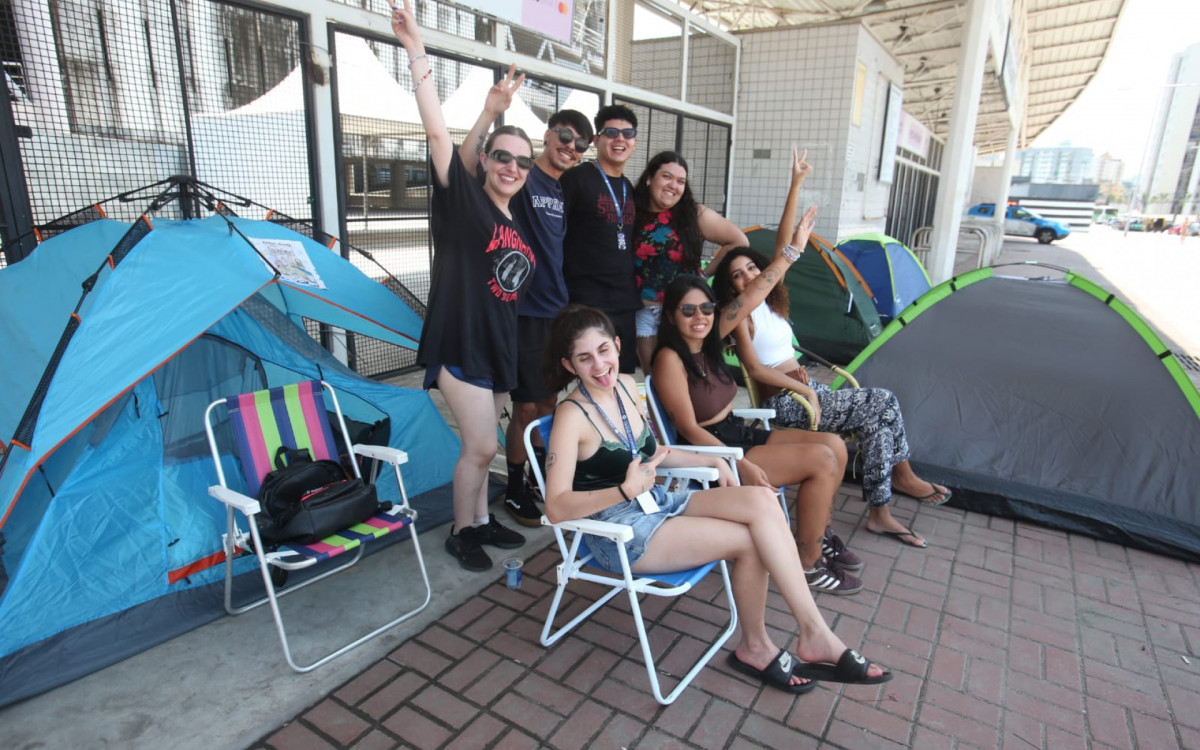 Fãs da popstar americana Taylor Swift acampam em frente ao Engenhão para garantir lugares na dianteira dos shows da cantora