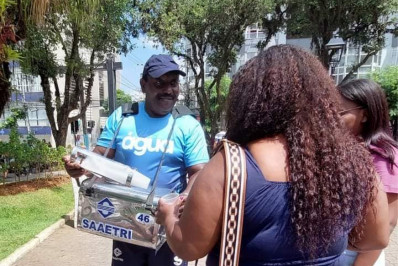 Devido à onda de calor, Saaetri distribui água às pessoas na rua