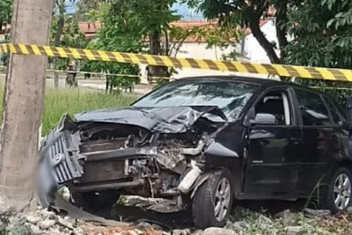 Motorista bate carro em poste em Resende