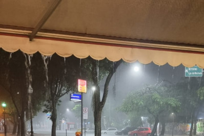 Chuva forte no Rio causa alagamentos e quedas de árvores
