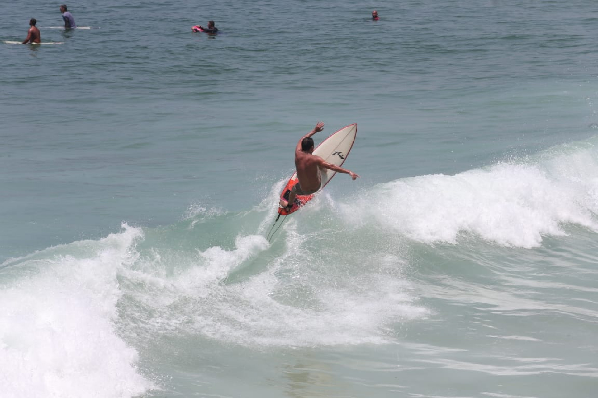 Surfistas aproveitaram as ondas na Praia do Leme - Cleber Mendes / Agência O Dia