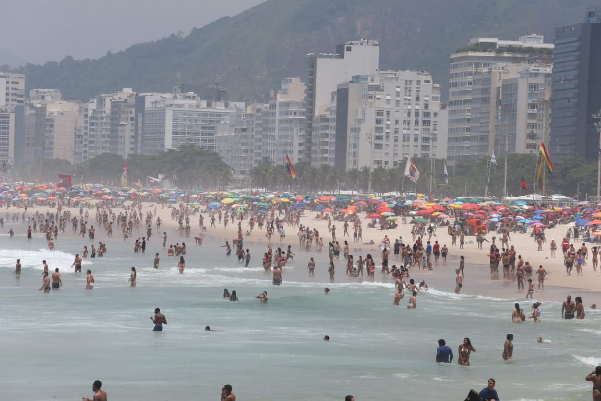 Praia do Leme ficou lotada na manhã desta quarta-feira - Cleber Mendes / Agência O Dia