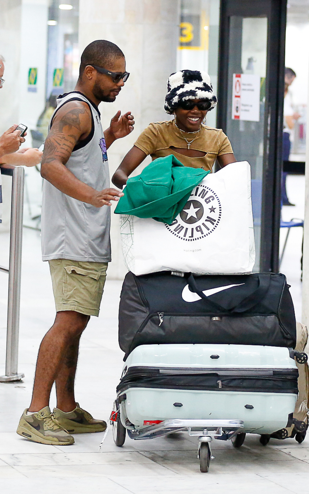 Clara Moneke desembarcou em aeroporto do Rio, retornando de viagem aos EUA