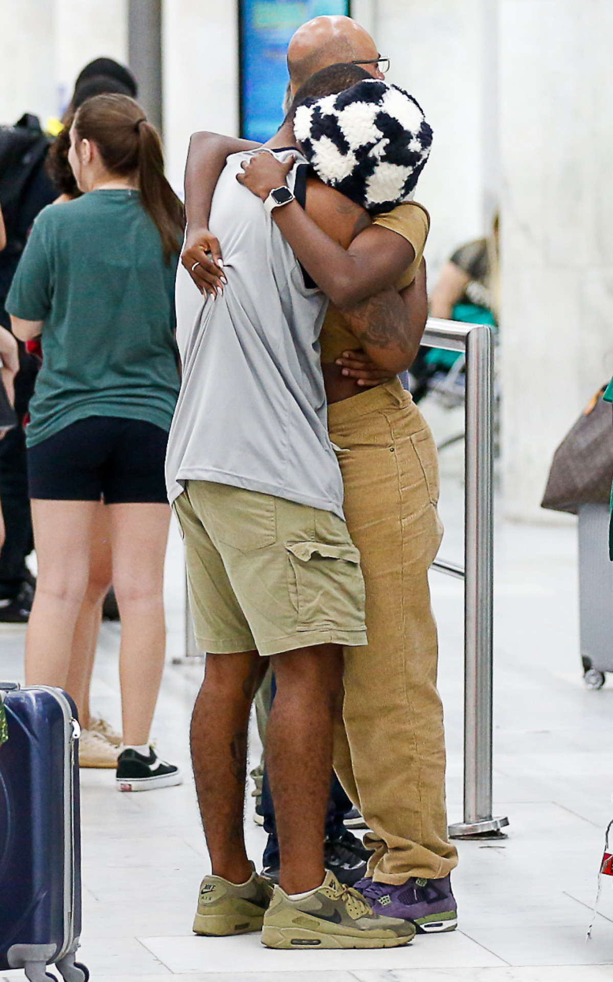 Clara Moneke é recebida pelo namorado, Tácio Fidelis, ao desembarcar no Rio