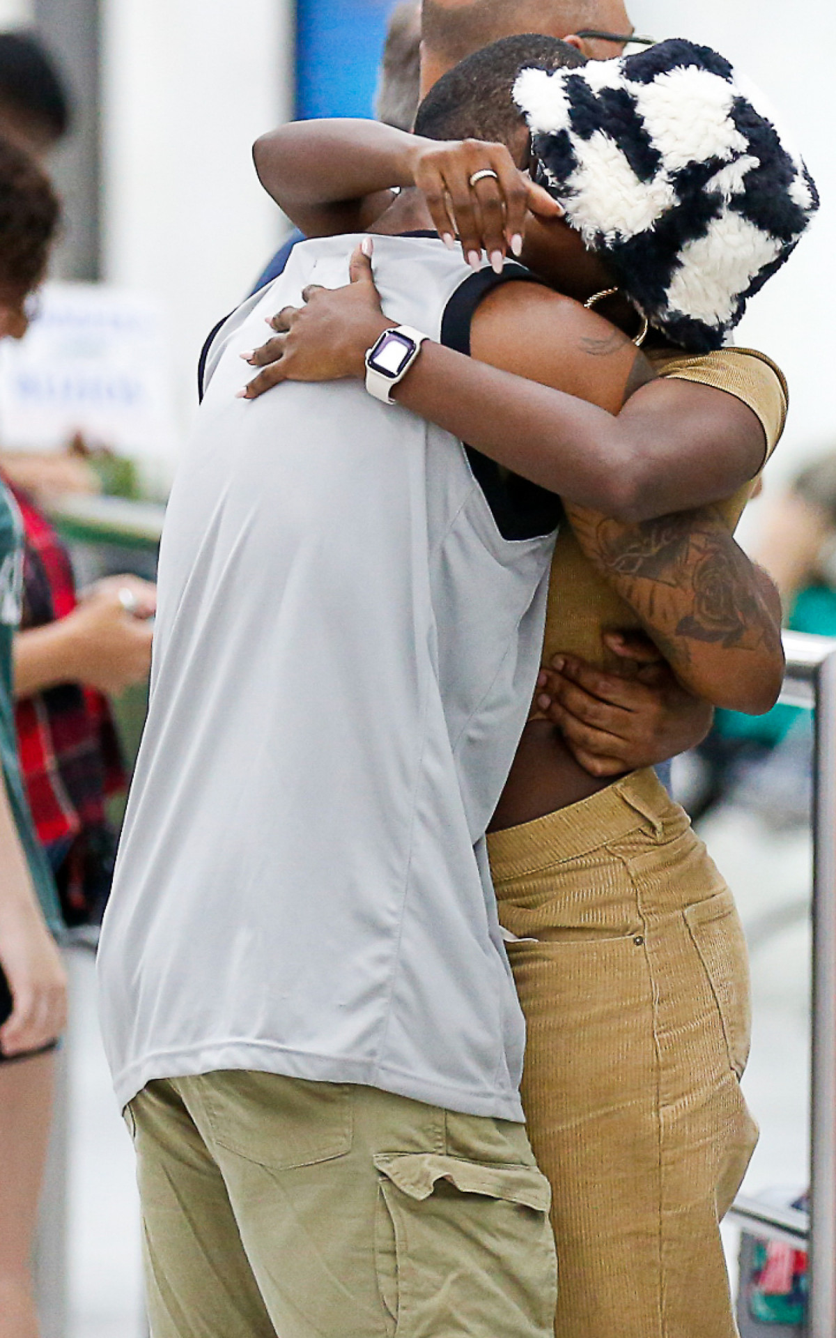 Clara Moneke é recebida pelo namorado, Tácio Fidelis, ao desembarcar no Rio