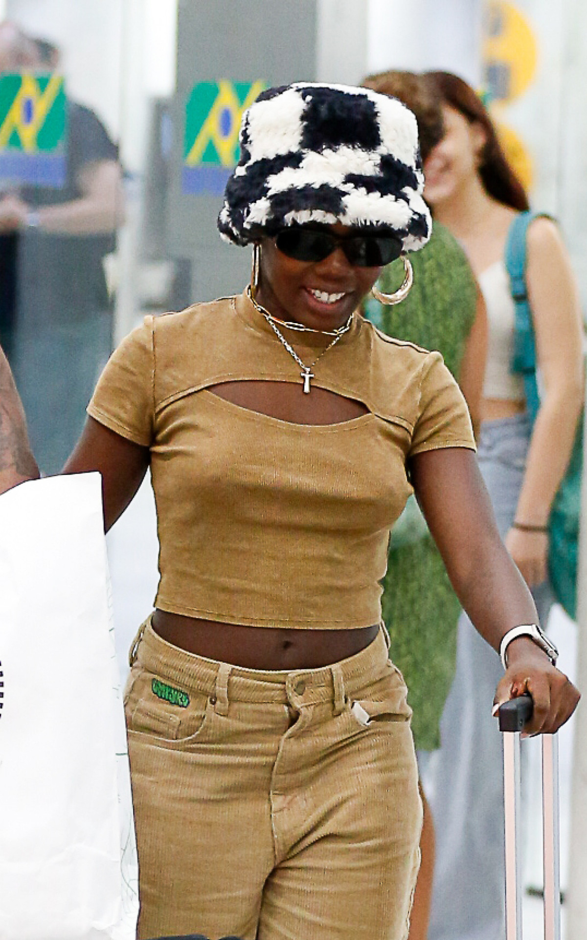 Clara Moneke desembarcou em aeroporto do Rio, retornando de viagem aos EUA