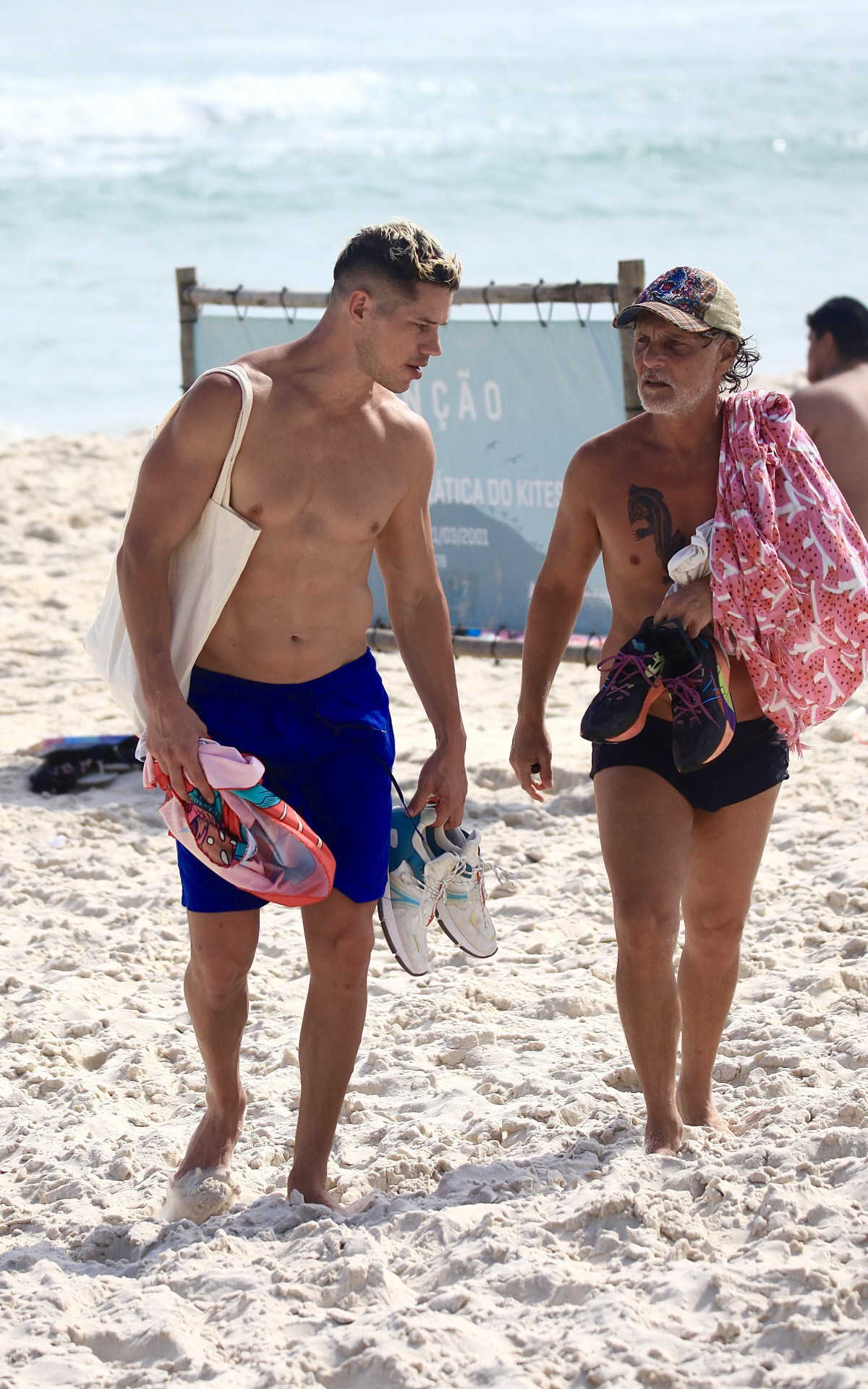 José Loreto esteve na Praia da Barra, nesta quinta-feira