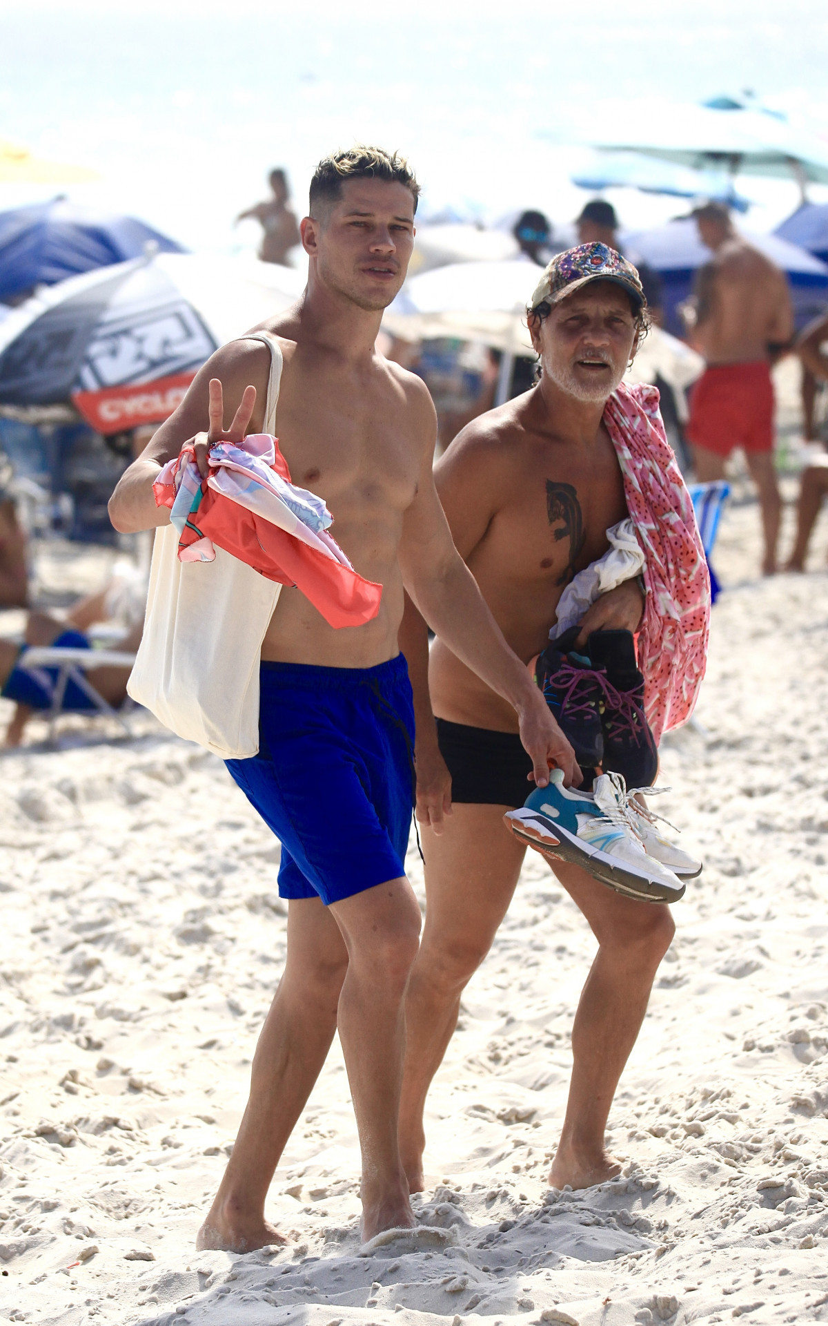 José Loreto esteve na Praia da Barra, nesta quinta-feira