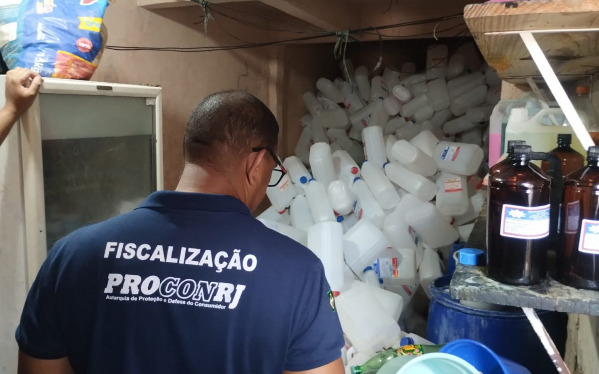 Material era armazenado em recipientes que eram usados em ambiente hospitalar