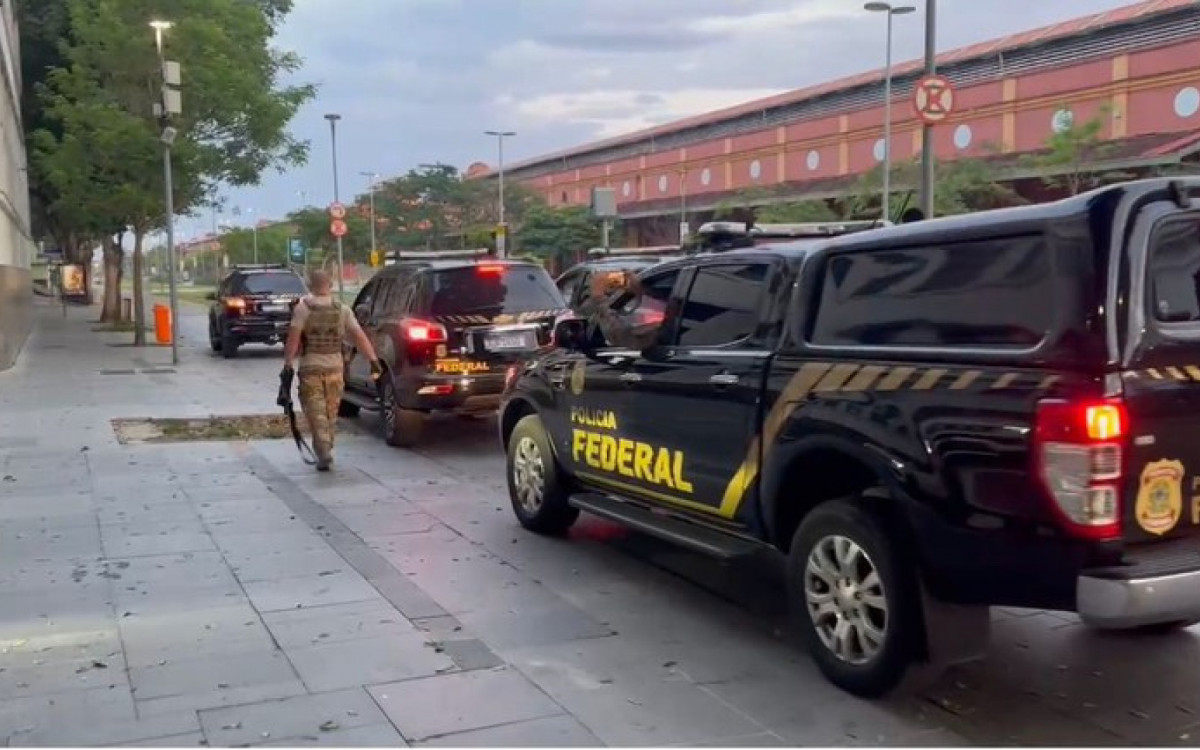 Entre os bens sequestrados estão: dois apartamentos de luxo localizados em frente à praia da Barra da Tijuca, uma casa em Angra dos Reis, automóveis de luxo e motos aquáticas