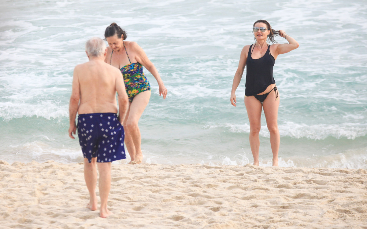 Rita Guedes foi à Praia da Barra acompanhada pelos pais