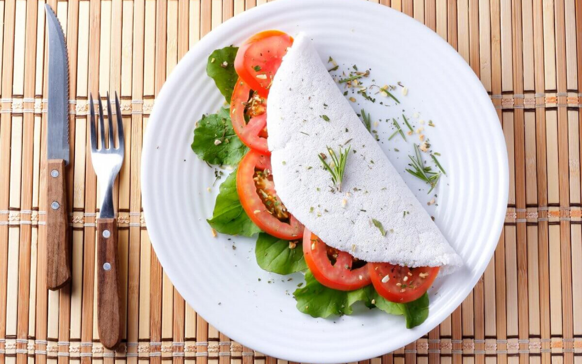 Tapioca com tomate e rúcula (Imagem: Adao | Shutterstock)