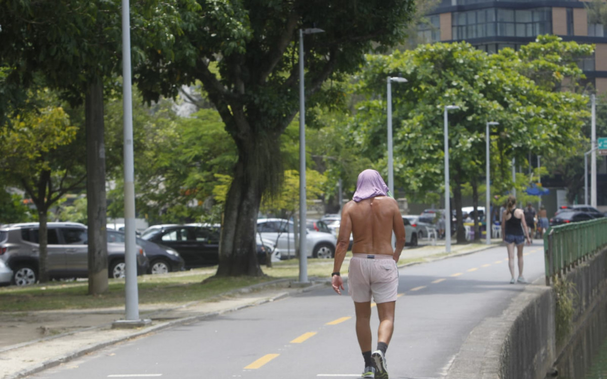 Movimentação na Lagoa Rodrigo de Freitas com temperaturas passando 40ºC - Reginaldo Pimenta/Agência O DIA