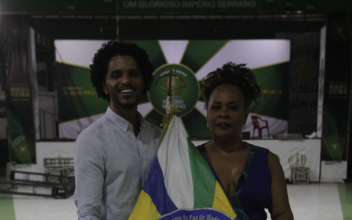 Casal de mestre-sala e porta-bandeira do G.R.E.S TPM, Henrique Seixas e Veronica Moura, com pavilhão com as cores de Madureira - Marcos Porto / Agência O Dia