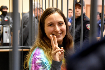 Artista russa é condenada a prisão por ação antiguerra