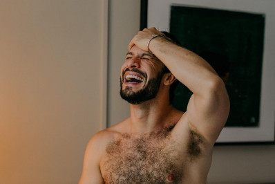 Rainer Cadete posta foto sem roupa: 'Só assim para aguentar esse calor'