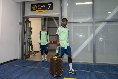 Seleção brasileira recebe o carinho da torcida na chegada à Colômbia