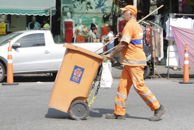 Garis sofrem com onda de calor no Rio; Associação pede roupas mais leves