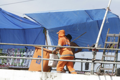 Garis sofrem com onda de calor no Rio; Associação pede roupas mais leves