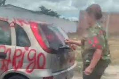 Primeira-dama de cidade de PE é flagrada pichando carro: 'Rapariga do prefeito'