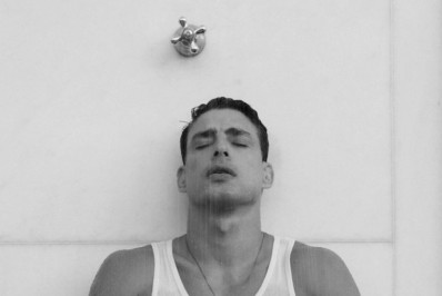 Cauã Reymond compartilha registros de ducha e alvoroça web: 'Pequei'