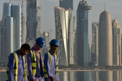 Abusos contra trabalhadores no Catar continuam, um ano depois da Copa, denuncia ONG