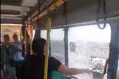 Mãe quebra janela de ônibus após filho passar mal com calor