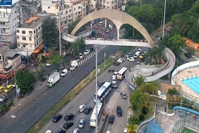 Moradores da Rocinha protestam na Autoestrada Lagoa-Barra por falta de luz há uma semana