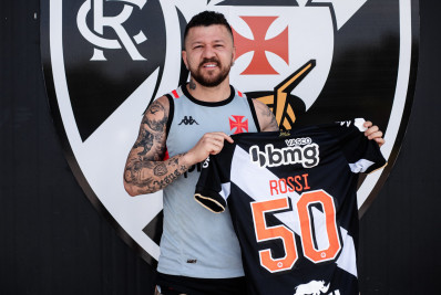 Rossi completa 50 jogos pelo Vasco e recebe camisa comemorativa