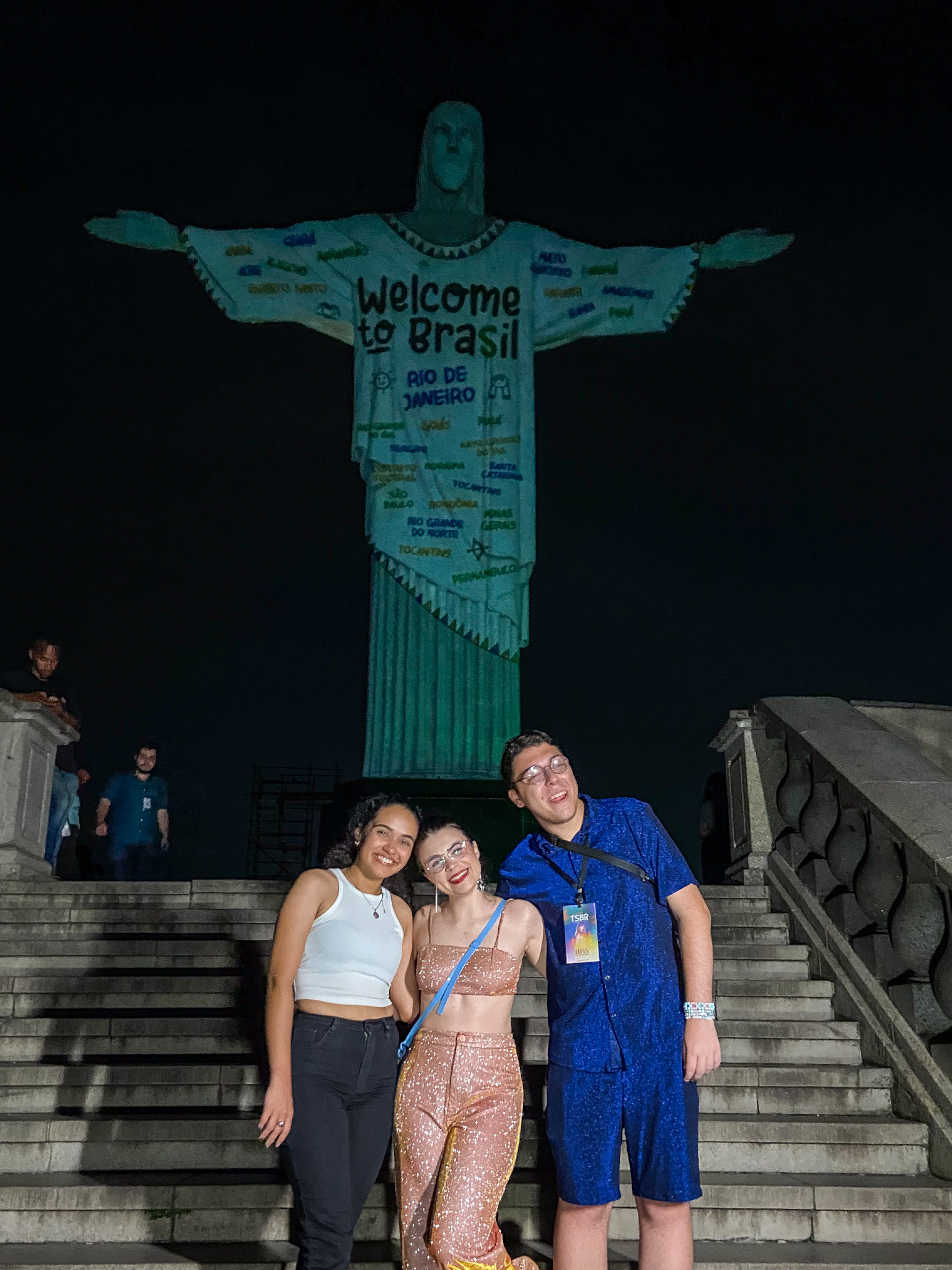 Administradores de páginas dedicadas a Taylor Swift acompanharam a projeção no Cristo Redentor - Victor Chapetta e Lucas Bento / Ag. News