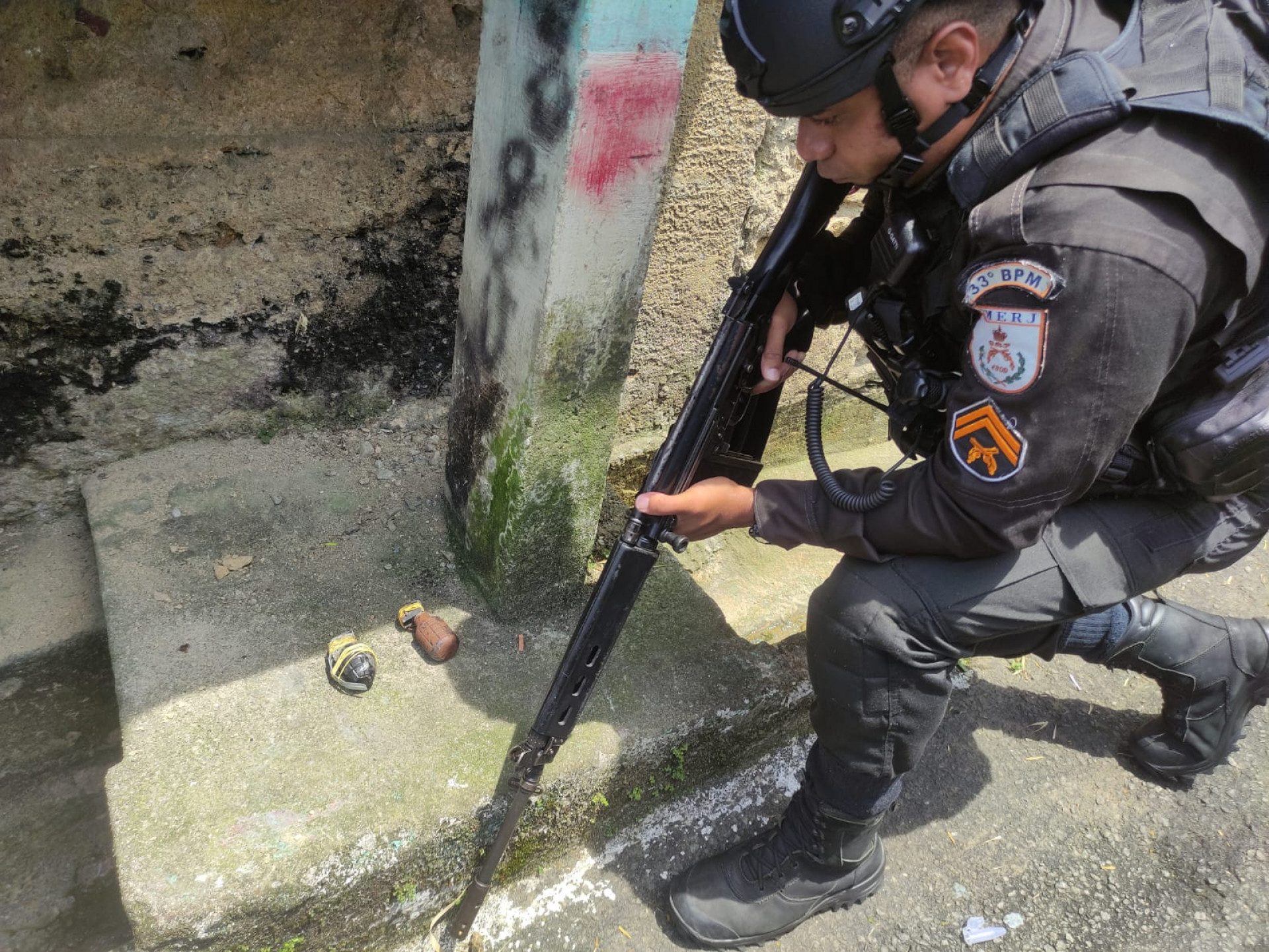 Suspeito após atirar contra os policiais fugiu para mata deixando para trás duas granadas - Divulgação/Disque Denúncia