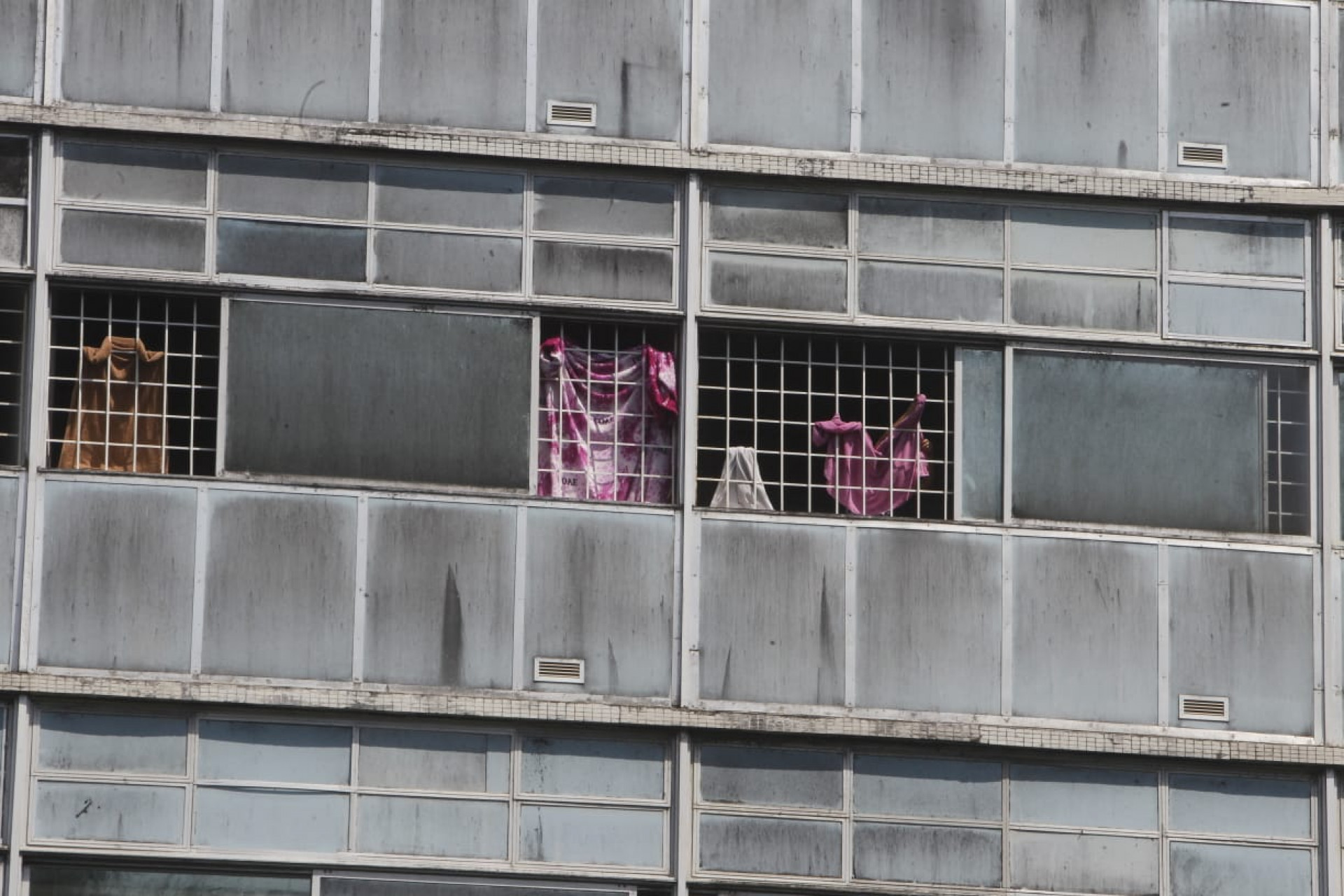 Com ar-condicionado quebrado, pacientes tentam burlar calor com panos nas janelas - Reginaldo Pimenta/Agência O Dia