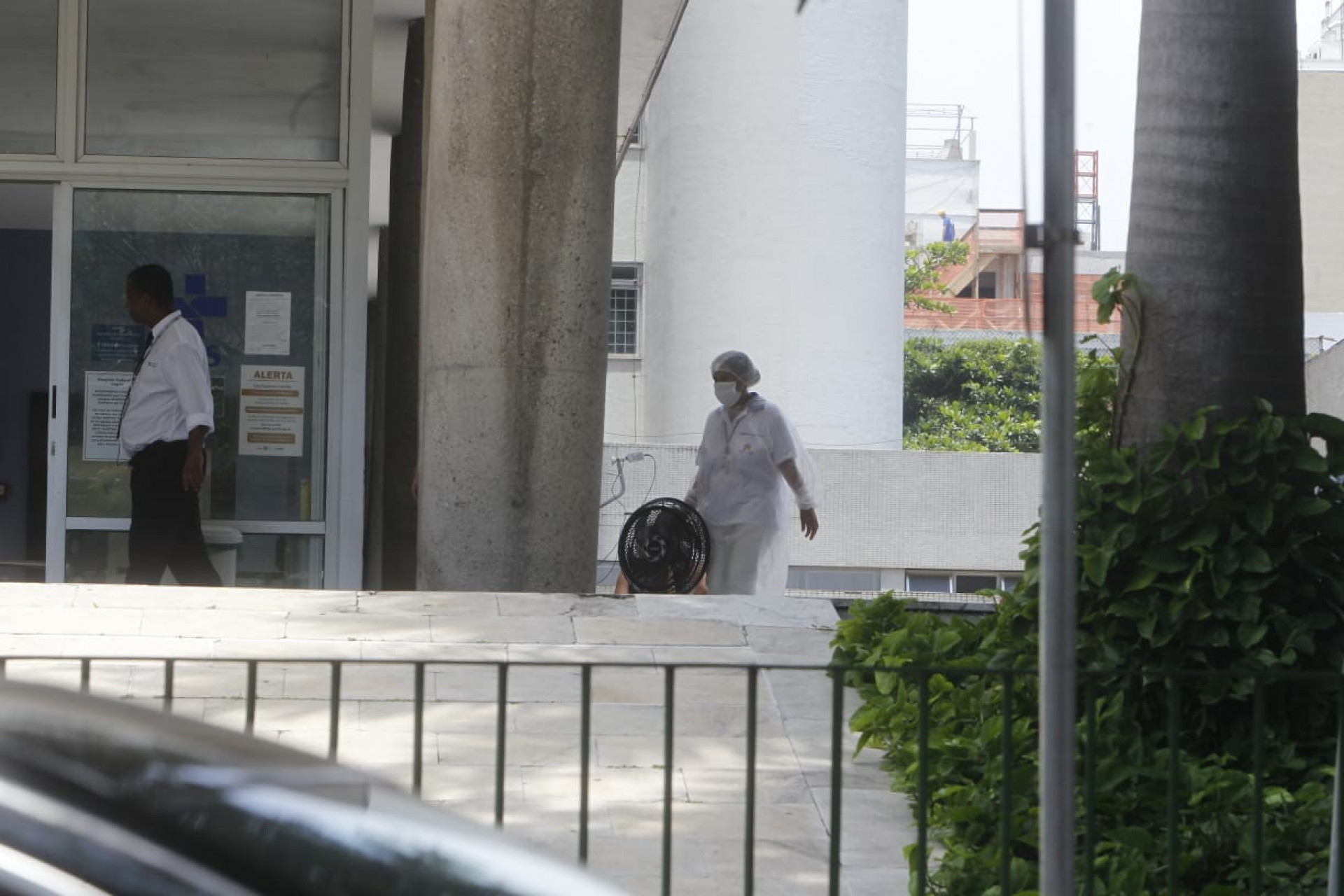 Movimentação de enfermeira transportando ventilador para o interior da unidade - Reginaldo Pimenta/Agência O Dia