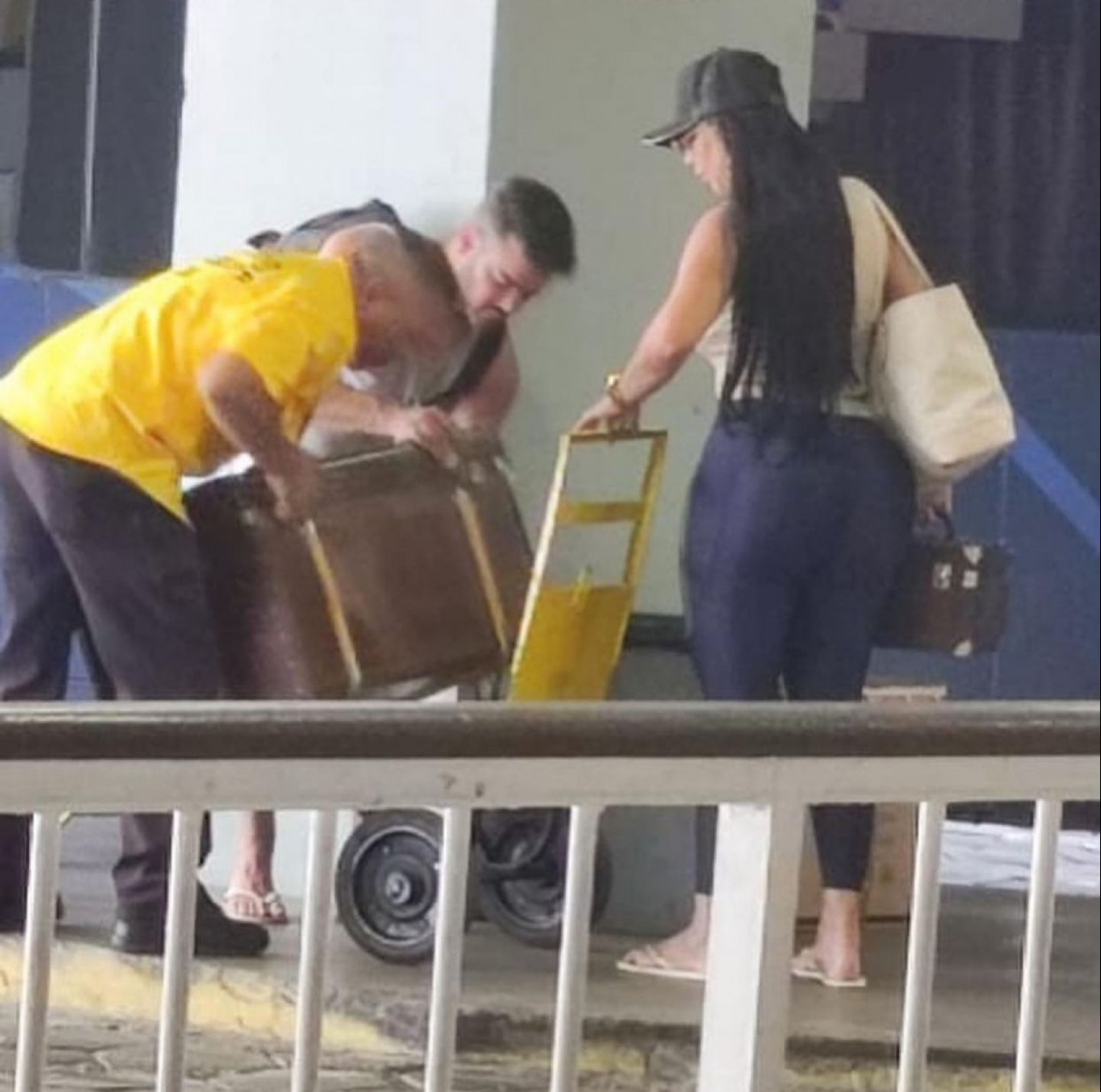 Fora de 'A Fazenda 15', Jenny Miranda foi flagrada chegando de ônibus em BH - Reprodução / Instagram