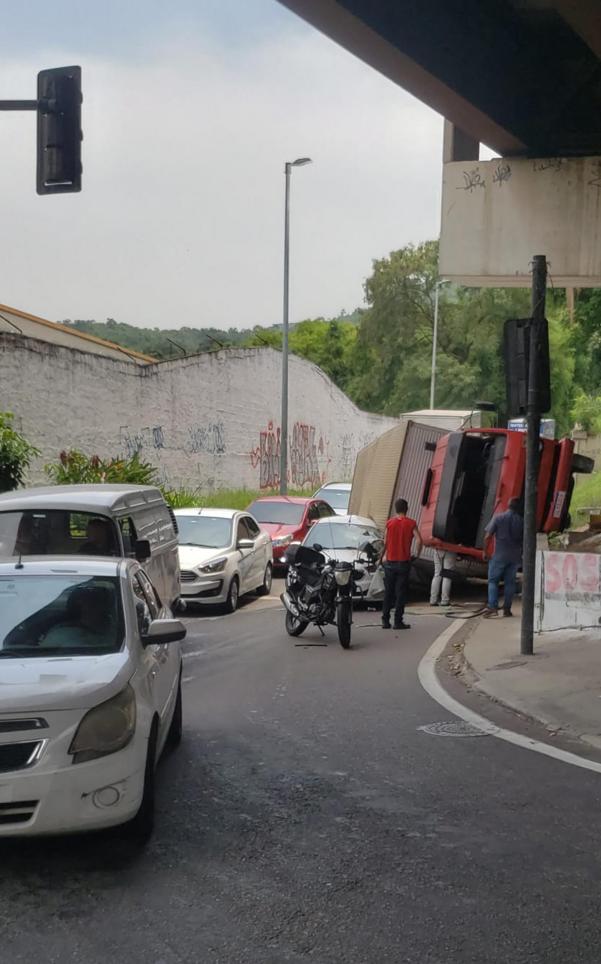 Caminh&atilde;o tombou na Linha Amarela - Divulga&ccedil;&atilde;o